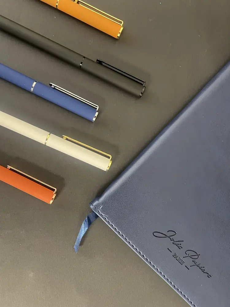 Carnet bleu marine gravé Jolis Papiers et stylos colorés