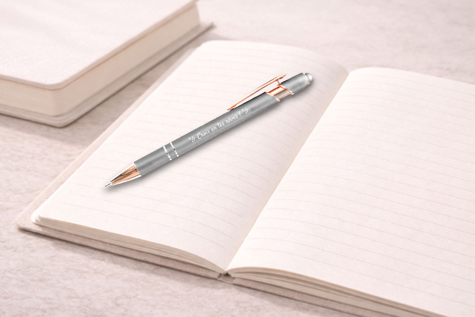 Gros plan d’un stylo personnalisé posé sur un carnet