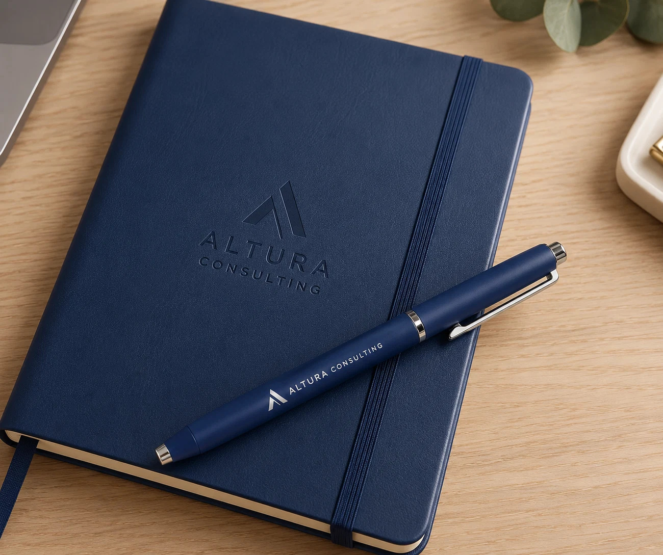 Carnet bleu marine et stylo Jolis Papiers personnalisés au logo ALTURA Consulting